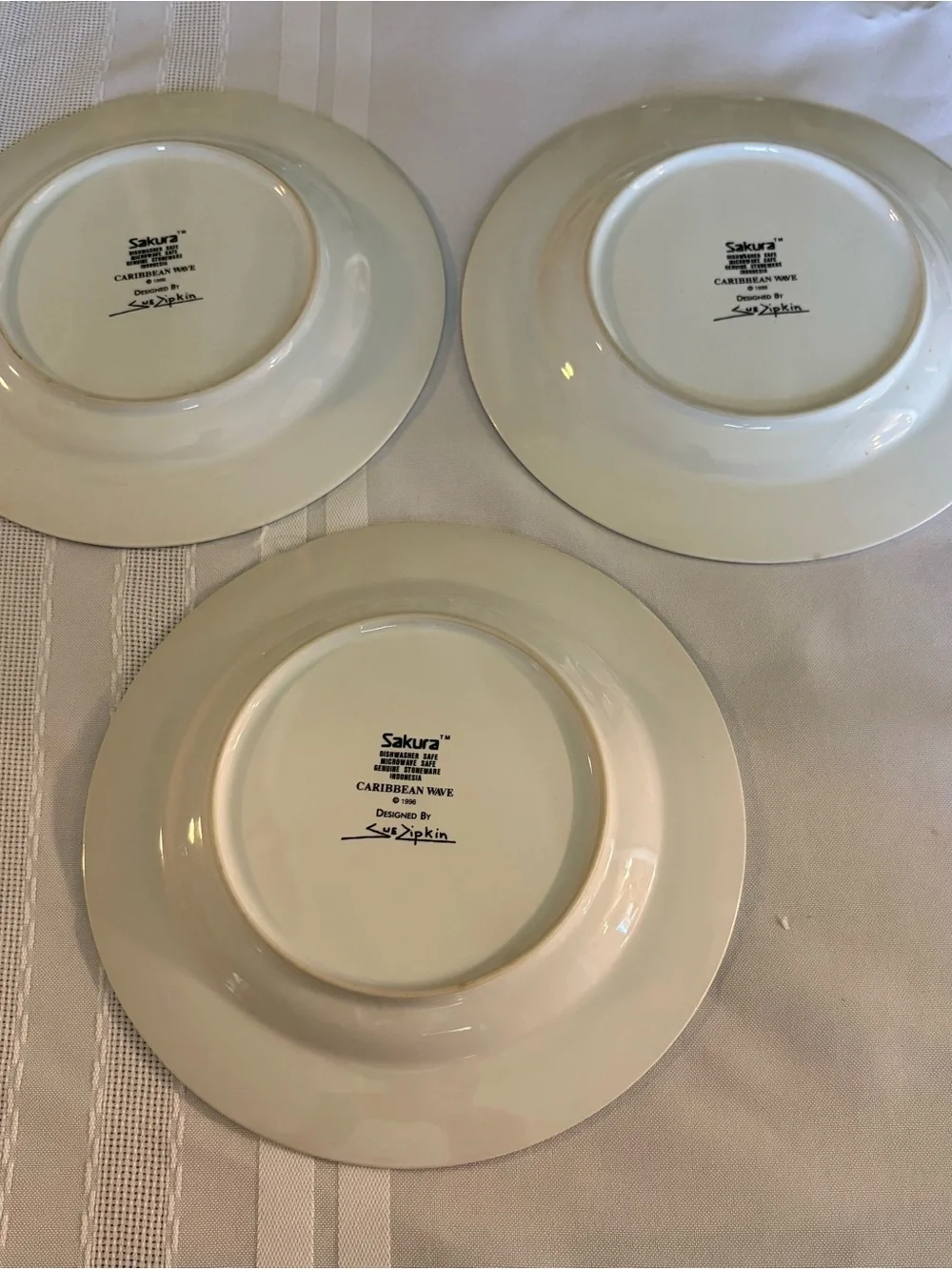 Sakura 3 Caribbean Wave Designed By Sue Zipkin 8” Salad Or Dessert Plates.